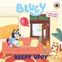 BLÜEY: A Slide-and-Play Book. KEEP UPY. Zwei Cartoon-Hunde spielen in einem Raum mit einem roten Ballon.