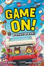 „Game On! Donut Dash!“ in gelb und weiß. LEGO-Figuren in einem roten Fahrzeug, von fliegenden Donuts umgeben.