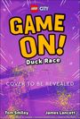 "Game On! Duck Race" in gelber Schrift. Hintergrund lila mit grünen und gelben Sprenkeln. Lego-Logo oben.