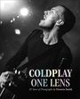 "Coldplay One Lens: 25 Years of Photographs by Victoria Smith." Ein Musiker singt leidenschaftlich im Scheinwerferlicht.