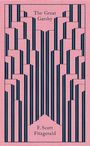 "The Great Gatsby" und "F. Scott Fitzgerald" sind in eleganter Schrift auf einem rosa Hintergrund mit blauen, geometrischen Mustern.
