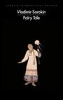 Text: "Vladimir Sorokin Fairy Tale". Illustration: Eine Frau in einem traditionellen Kleid hält einen Stab mit einem Schädel.