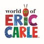 Logo mit dem Text "world of ERIC CARLE". Bunte Buchstaben und eine kleine Raupe mit buntem Kopf darüber.