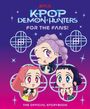 Logo mit Schriftzug "K-Pop Demon Hunters". Drei niedliche, bunte Anime-Charaktere mit großen Augen und strahlenden Ausdrücken.