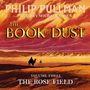 „PHILIP PULLMAN“, „READ BY MICHAEL SHEEN“, „THE BOOK OF DUST“, „VOLUME THREE“, „THE ROSE FIELD“. Wüste mit zwei Kamelreitern.