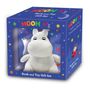 "Moomin's Book and Toy Gift Set" in bunten Buchstaben. Eine weiße Plüsch-Figur in einer blauen, mit Sternen verzierten Box.