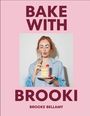 "BAKE WITH BROOKI" in großen Buchstaben auf rosa Hintergrund. Eine Frau im Schlafanzug hält ein Stück Kuchen.