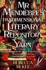 Text: "MR MENDLEBEE'S PANDIMENSIONAL LITERARY REPOSITORY & YARN" vor bunten, gestapelten Büchern und einem dunklen, eleganten Tier.