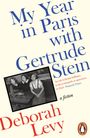 "My Year in Paris with Gertrude Stein" von Deborah Levy, eine Schwarzweißfotografie von drei Frauen, Penguin-Logo.