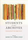 "STUDENTS IN THE ARCHIVES: PEDAGOGY IN PRACTICE," herausgegeben von Heather Fox und Amanda Stuckey. Streifen bunter Textilien.