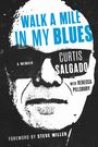 Text: "Walk a Mile in My Blues: A Memoir. Curtis Salgado with Rebecca Pillsbury. Foreword by Steve Miller."  
Zeichnung eines Mannes mit Sonnenbrille.