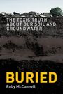 Titel: "BURIED", Autor: Ruby McConnell. Oben grauer Schutt, darunter dunkelerdiger Boden.