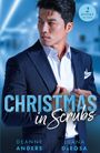 „Christmas in Scrubs“, „2 Books in One“, „Deanne Anders“, „Luana Darosa“. Mann in Anzug, blaugefärbter Hintergrund.
