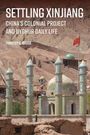 "Settling Xinjiang: China's Colonial Project and Uyghur Daily Life," Timothy A. Grose. Moschee vor karger, bergiger Kulisse.