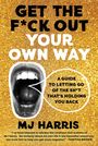 Text: „GET THE F*CK OUT YOUR OWN WAY“ und „MJ HARRIS“. Untertitel: „A GUIDE TO LETTING GO OF THE SH*T THAT’S HOLDING YOU BACK“. Goldener glitzernder Hintergrund mit einem Bild eines schreienden Mundes.