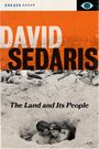 "Essays >>>>", "DAVID SEDARIS", "The Land and Its People".  
Schwarzweißfoto von zwei Menschen in einem Sandloch am Strand.