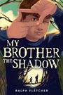 Aufschrift: "My Brother The Shadow" und "Ralph Fletcher". Illustration eines Jungen, der mit Händen ein Quadrat bildet.