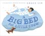 Text: "A Big Bed for Little Snow" und "Caldecott Honor Winner Grace Lin". Illustration: Kind auf einem großen Kissen, unten ein kleiner Hund.