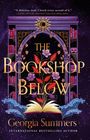"THE BOOKSHOP BELOW" von Georgia Summers, dekorativ mit Blüten und Blättern um einen offenen Bogen, dazu Bücherregale.