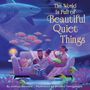 "The World Is Full of Beautiful Quiet Things." Eine Familie auf dem Sofa liest, umgeben von bunten Fischen und einem Hai im Hintergrund.