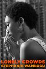 Oben links "A Novel". Unten "LONELY CROWDS STEPHANIE WAMBUGU" in Orange. Person raucht nachdenklich. Schwarzweiß.