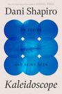 Titel "Kaleidoscope" von Dani Shapiro; blaue Kreise mit einem Auge im Hintergrund.