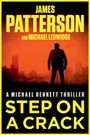 "STEP ON A CRACK" von James Patterson und Michael Ledwidge, ein Michael Bennett Thriller. Silhouette vor orangefarbenem Himmel.