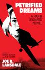 „PETRIFIED DREAMS: A HAP & LEONARD NOVEL“, „Author of Savage Season and The Thicket“, „Joe R. Lansdale“. Ein Flugzeug und ein Frauengesicht sind im Hintergrund auf rotem Grund dargestellt.