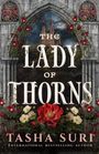 „The Lady of Thorns“ von Tasha Suri. Blumen und gotische Architektur mit imposanter Kirche, rote und weiße Rosen.