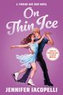 "On Thin Ice" von Jennifer Iacopelli. Zwei Eiskunstläufer tanzen elegant, sie trägt ein blaues Kleid, er schwarze Kleidung.