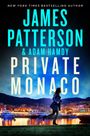 "Private Monaco" von James Patterson & Adam Hamdy. Eine Frau läuft am Hafen vor einer Stadt bei Nacht.