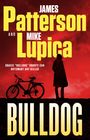 Text: "James Patterson and Mike Lupica", "Gracie 'Bulldog' Bronte can outsmart any killer", "Bulldog". Silhouette einer Frau und Fahrrad.