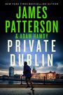 "James Patterson & Adam Hamdy: Private Dublin" über Stadtansicht bei Dämmerung, Person läuft in Mantel im Vordergrund.