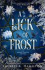 „A Lick of Frost“ in großen Buchstaben, darunter „A Merry Gentry Novel“. Zwei Raben, Eisblumen auf Zweigen vor blauem Hintergrund.