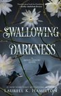 „Swallowing Darkness“, ein Roman von Laurell K. Hamilton. Weiße Blüten über Dornenzweigen auf dunklem Hintergrund.