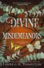 Text: "Divine Misdemeanors", "A Merry Gentry Novel", "Laurell K. Hamilton". Zwei Schmetterlinge vor Eukalyptusblättern.