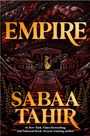 "EMPIRE, SABAA TAHIR" in großen Buchstaben. Illustration einer Frau auf einer Treppe, die zu einem Tempel führt, umgeben von Bergen.
