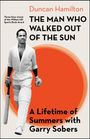 "Duncan Hamilton: THE MAN WHO WALKED OUT OF THE SUN. A Lifetime of Summers with Garry Sobers." 

Cricketspieler in Weiß.