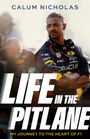 Text: "CALUM NICHOLAS", "LIFE IN THE PITLANE", "MY JOURNEY TO THE HEART OF F1". Ein Mann in Rennkleidung, Arme verschränkt.