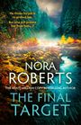 Text: „He thinks his job is to protect her. But who will protect her from him...?“ Titel: "Nora Roberts: The Final Target". Szenerie: Wald mit Fluss in bunten Herbstfarben.