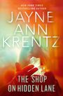 Titel: The Shop on Hidden Lane. Autorin: Jayne Ann Krentz. Hintergrund in warmen, verschwommenen Farben; Hände halten Kristall.