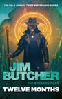 „The No. 1 Sunday Times Bestselling Series“, Jim Butcher, „The Dresden Files: Twelve Months“. Ein Mann mit Hut und Stab vor einem leuchtenden Symbol.