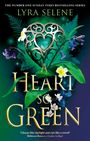 "A HEART SO GREEN" – Lyra Selene. Goldene Schrift, Blüten, Pflanzen und ein verziertes Herz-Design auf dunklem Hintergrund.