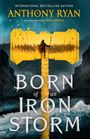 "Born of an Iron Storm", Name Anthony Ryan. Eine riesige goldene Axt, Krieger und Vögel in stürmischer Landschaft.