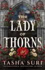 "THE LADY OF THORNS" von Tasha Suri steht in großen Buchstaben. Rosen und gotische Architektur umrahmen die Szene.