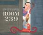 „Room 239“ von David Wiesner. Eine Illustration zeigt ein Mädchen, eine Henne und Tentakel hinter einer Tür.