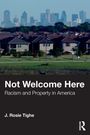 "Not Welcome Here: Racism and Property in America" von J. Rosie Tighe. Moderne Häuser mit Stadtansicht im Hintergrund.