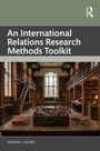 "An International Relations Research Methods Toolkit" von Gregory J. Moore. Alte Bibliothek mit Holztäfelungen.