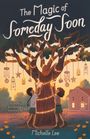 Text: "The Magic of Someday Soon", "An unlikely friendship and adventure stir up enchanted possibilities.", "Michelle Lee". Zwei Kinder schmücken einen Baum mit Lichtern und Laternen, im Hintergrund ein Haus.