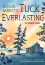 Text: "NATALIE BABBITT'S TUCK EVERLASTING THE GRAPHIC NOVEL ADAPTED AND ILLUSTRATED BY K. WOODMAN-MAYNARD." Illustration mit Sonnenuntergang, Bäume, See, Boot und Hütte.